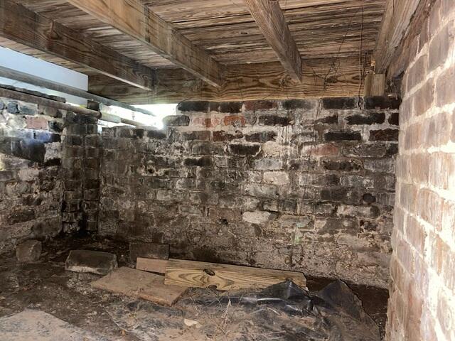 555882-crawlspace_wall.jpg