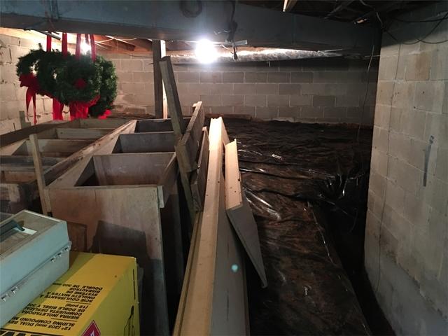 Moist, Dirty Crawl Space in New Albany, MS
